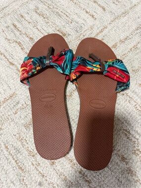 Havaianas Brown Slide Sandals with Red & Teal Floral Bow